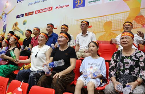 Khán giả đến từ Hải Phòng cổ vũ nhiệt tình cho đội nhà.
