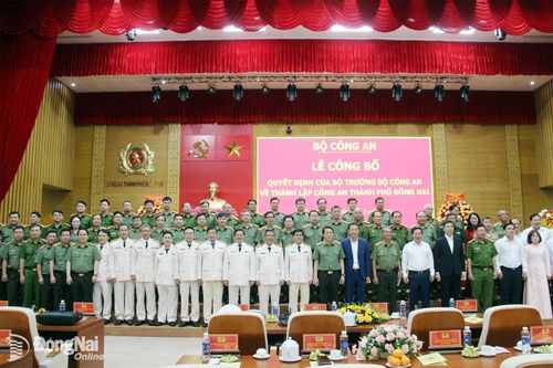 Đại biểu chụp hình lưu niệm tại buổi lễ. Ảnh: Trần Danh