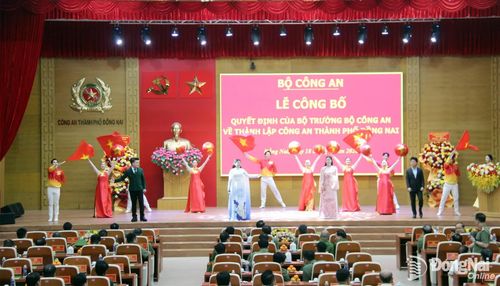 Các tiết mục văn nghệ chào mừng buổi lễ. Ảnh: Trần Danh