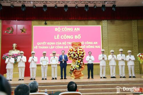 Các đồng chí: Vũ Hồng Văn, Ủy viên Trung ương Đảng, Bí thư Thành ủy, Trưởng đoàn Đại biểu Quốc hội thành phố Đồng Nai; Nguyễn Văn Út, Phó Bí thư Thành ủy, Chủ tịch UBND thành phố Đồng Nai tặng hoa chúc mừng Công an thành phố Đồng Nai. Ảnh: Trần Danh