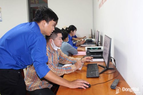 Người dân được hướng dẫn làm thủ tục hành chính tại Trung tâm Phục vụ hành chính công phường Long Thành. Ảnh: Hồ Thảo