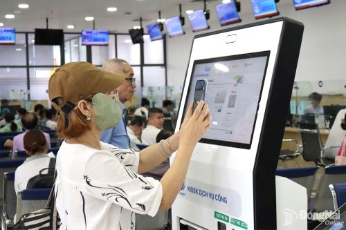 Người dân làm thủ tục hành chính tại Trung tâm Phục vụ hành chính công thành phố Đồng Nai. Ảnh: Hoàng Lộc