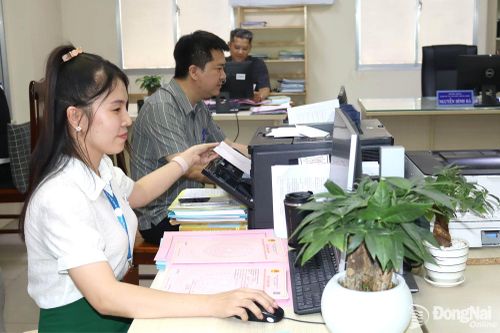 Cán bộ Văn phòng Đăng ký đất đai thành phố Đồng Nai xử lý hồ sơ cho người dân. Ảnh: Hoàng Lộc