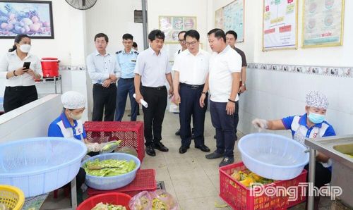 Đoàn kiểm tra liên ngành về an toàn thực phẩm Trung ương kiểm tra công tác bảo đảm an toàn thực phẩm tại bếp ăn tập thể Công ty Cổ phần May Sông Tiền (phường Trung An).