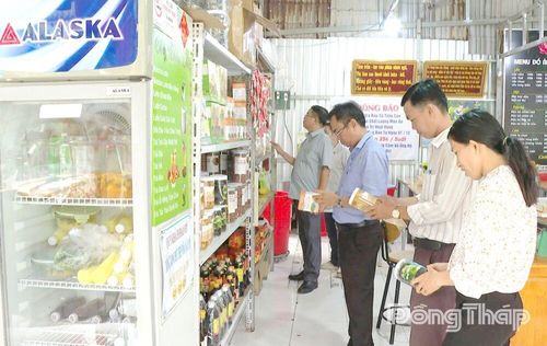 Đoàn kiểm tra liên ngành về an toàn thực phẩm phường Cao Lãnh tổ chức kiểm tra các cơ sở kinh doanh thực phẩm trên địa bàn phường.