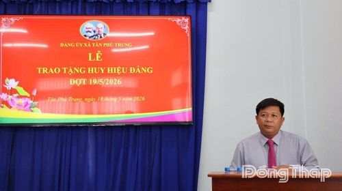 Đồng chí Võ Ngọc Thành, Bí thư Đảng ủy, Chủ tịch HĐND xã phát biểu chúc mừng và tri ân những đóng góp của các đảng viên lão thành.