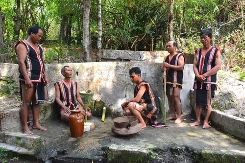 Chủ lễ dâng lễ vật bên giọt nước và khấn mời các Yàng về dự lễ tại làng Pral Sơmei (xã Đak Sơmei). Ảnh: L.N