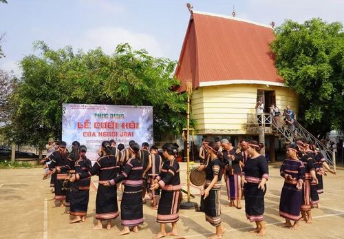 Phục dựng các nghi lễ truyền thống có sử dụng cồng chiêng là cách thức hiệu quả để phát huy giá trị di sản Không gian văn hóa cồng chiêng tỉnh Gia Lai. Ảnh: C.H