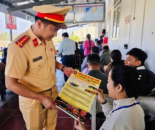  Cảnh sát giao thông tuyên truyền các nguy cơ dẫn đến tai nạn giao thông cho thí sinh trước khi bước vào kỳ sát hạch. Ảnh: K.A 