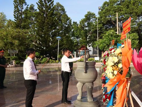 Lãnh đạo phường Cam Ranh dâng hương tưởng nhớ công lao to lớn của Chủ tịch Hồ Chí Minh. 