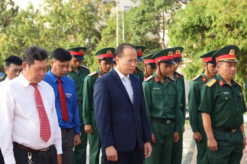 Các đại biểu dành 1 phút mặc niệm tưởng nhớ công lao to lớn của Chủ tịch Hồ Chí Minh.