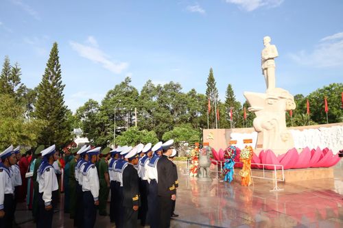Đông đảo cán bộ, chiến sĩ Vùng 4 Hải quân dâng hương tưởng nhớ Chủ tịch Hồ Chí Minh. 