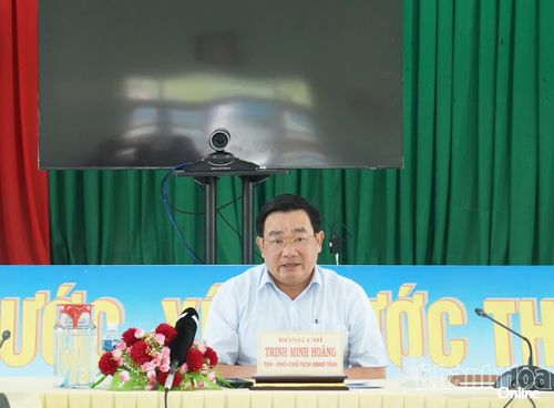 Phó Chủ tịch UBND tỉnh Trịnh Minh Hoàng phát biểu tại cuộc họp.