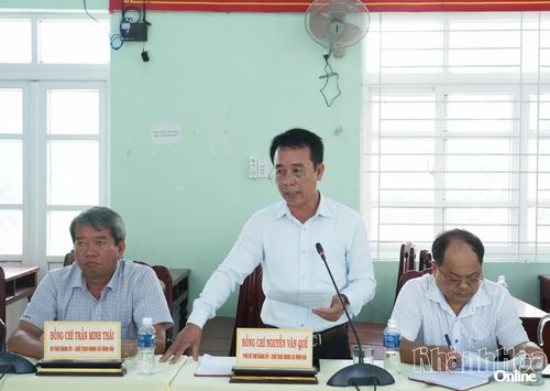 Lãnh đạo xã Vĩnh Hải báo cáo tiến độ Dự án Nhà máy điện hạt nhân Ninh Thuận 2 trên địa bàn.