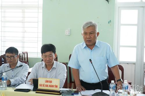 Lãnh đạo Sở Nông nghiệp và Môi trường kiến nghị các giải pháp giải phóng mặt bằng tại cuộc họp.