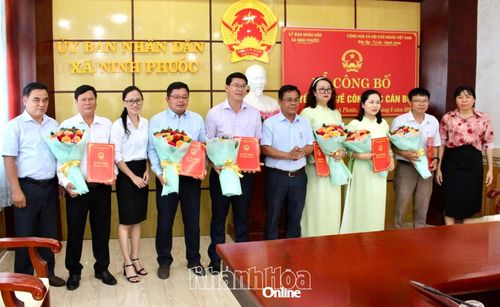 Chủ tịch UBND xã Ninh Phước trao quyết định điều động, bổ nhiệm cho cán bộ lãnh đạo, quản lý.