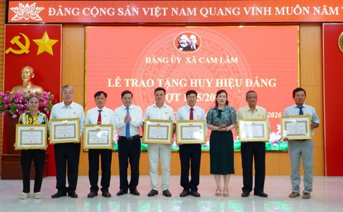 Lãnh đạo Đảng ủy xã trao Huy hiệu 30 năm tuổi Đảng cho các đảng viên.