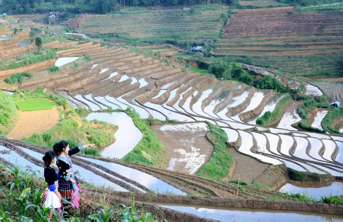 Mùa nước đổ ở Tả Lèng là dịp để du khách thư giãn tâm hồn giữa vẻ đẹp thiên nhiên của đất trời vùng cao.