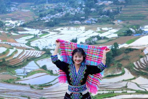 ... và chụp những bức hình tuyệt đẹp bên "kiệt tác" của thiên nhiên.