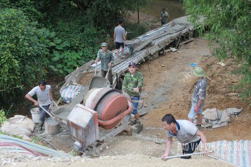 Người dân xã Na Sầm chung sức làm cầu