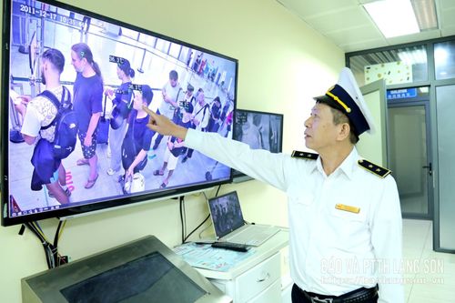 Cán bộ Tổ kiểm dịch y tế quốc tế Cửa khẩu Quốc tế Hữu Nghị giám sát thân nhiệt khách XNC qua hệ thống giám sát tự động
