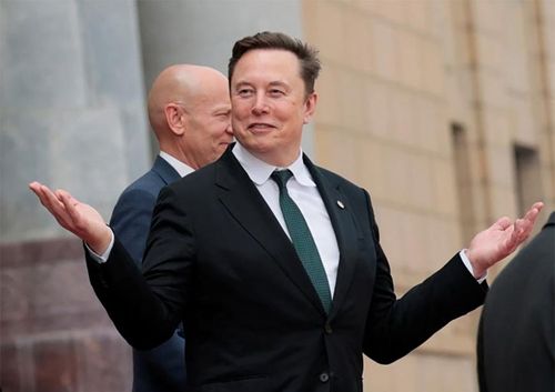 Elon Musk tại Đại lễ đường Nhân dân ở Bắc Kinh ngày 14-5. Ảnh: Reuters