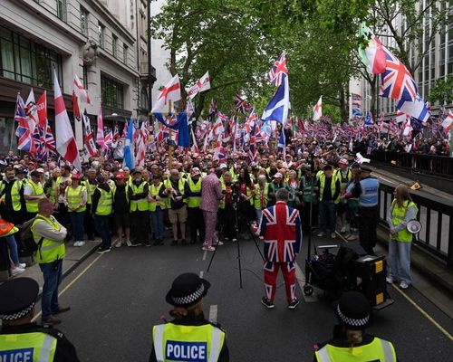 Đám đông biểu tình gần Quảng trường Trafalgar ở London ngày 16-5. Ảnh: PA