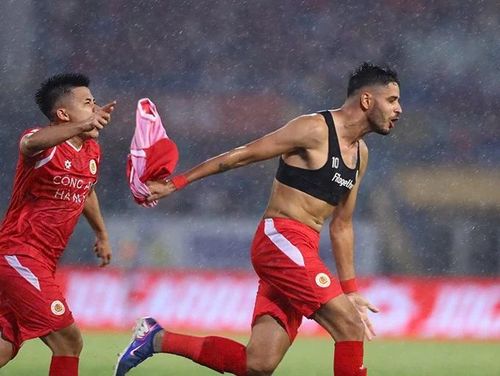 CAHN đã lên ngôi vô địch sớm 3 vòng đấu sau chiến thắng trong mưa trước Thanh Hóa. (Ảnh: Hoàng Linh)