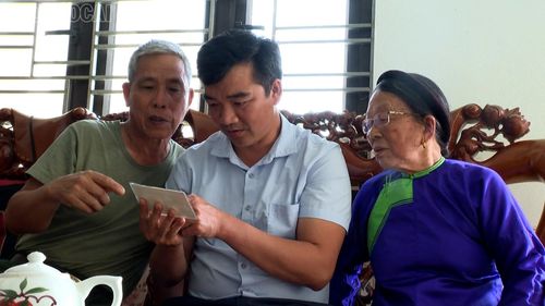 Bà Lục Kim Hồng vinh dự nhận được Huy hiệu Bác Hồ năm 1967.