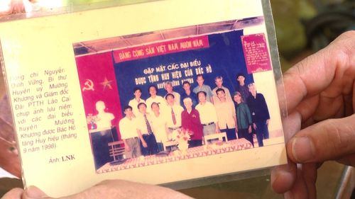 Huyện ủy Mường Khương gặp mặt các Đại biểu được tặng Huy hiệu Bác Hồ. Bà Lục Kim Hồng đứng thứ 2 từ phải sang, hàng đầu tiên.