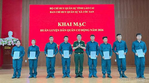 Trung tá Đào Ngọc Tuấn - Chỉ huy Trưởng Ban Chỉ huy Quân sự xã Cốc San trao quyết định kết nạp chiến sĩ dân quân tự vệ mới.