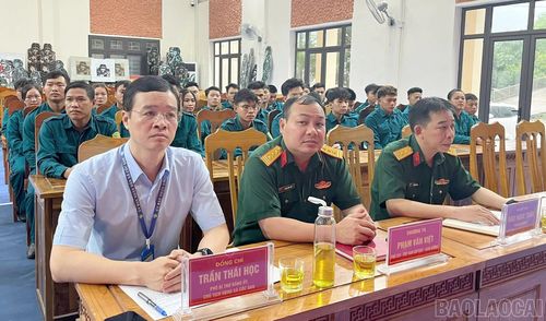 Các đại biểu dự lễ khai mạc.