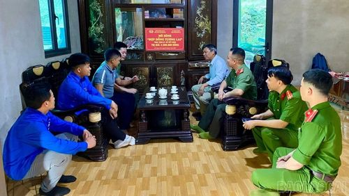 Cán bộ Công an, MTTQ, đoàn viên, thanh niên xã trao đổi với anh Sùng A Mùa - Bí thư thôn Cung 11 (người thứ 3 bên trái từ ngoài vào) về phương thức tuyên truyền phòng, chống ma túy trên địa bàn thôn.