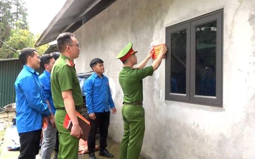 Công an xã Mù Cang Chải thực hiện tuyên truyền phòng, chống ma túy tới từng hộ, thôn bản.
