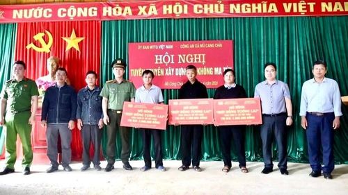 Công an xã Mù Cang Chải trao sổ tiết kiệm cho các trường hợp cai nghiện thành công, có ý chí vươn lên.