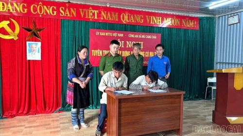 Người dân xã Mù Cang Chải ký cam kết không buôn bán, sử dụng ma túy.