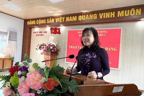 Đồng chí Hà Thị Hạnh, Ủy viên Ban Thường vụ Tỉnh ủy, Phó Chủ tịch Ủy ban MTTQ Việt Nam tỉnh phát biểu chúc mừng các đảng viên