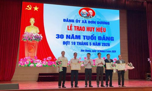 Đảng ủy xã Đơn Dương đã tổ chức Lễ trao Huy hiệu Đảng đợt 19/5