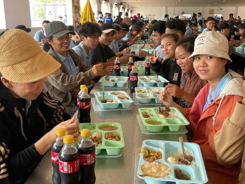 "Bữa cơm công đoàn" với những suất ăn dinh dưỡng