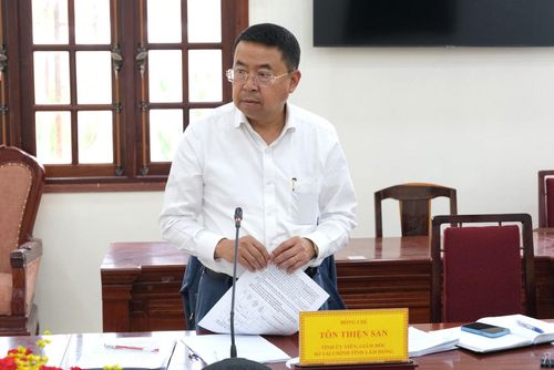 Giám đốc Sở Tài chính Tôn Thiện San nêu báo cáo tình hình các dự án tại cuộc họp