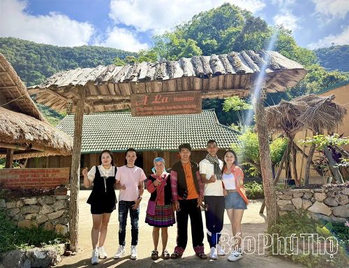 A La Homestay - mô hình du lịch cộng đồng của gia đình Giàng A La đón khách trải nghiệm.