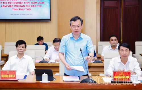 Giám đốc Sở Giáo dục và Đào tạo Trịnh Thế Truyền báo cáo công tác chuẩn bị kỳ thi tốt nghiệp THPT năm 2026 trên địa bàn tỉnh Phú Thọ.