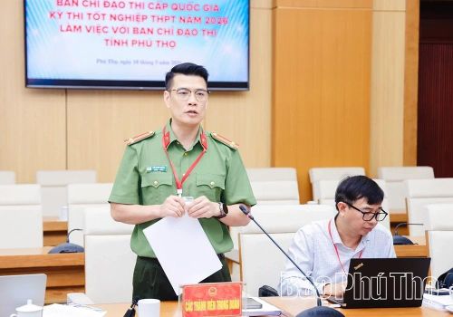Thành viên đoàn công tác đóng góp ý kiến về công tác đảm bảo an ninh, an toàn cho kỳ thi.