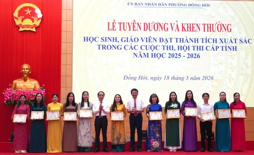 Lãnh đạo phường Đồng Hới trao thưởng các thầy cô giáo có thành tích trong bồi dưỡng học sinh giỏi - Ảnh: H.Tr