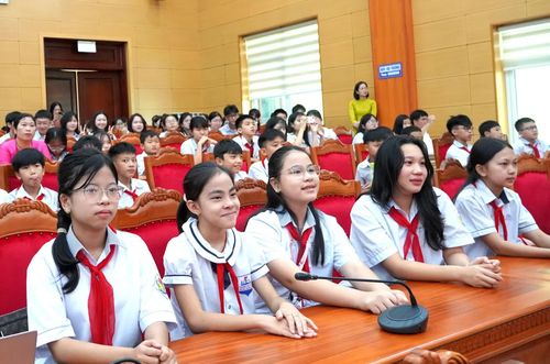  Các học sinh tham dự lễ trao thưởng - Ảnh: H.Tr
