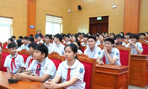 Các học sinh tham dự lễ trao thưởng - Ảnh: H.Tr