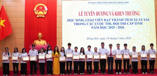 Đại diện lãnh đạo phường Đồng Hới trao thưởng cho các học sinh đạt thành tích cao - Ảnh: H.Tr