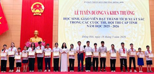 Lãnh đạo phường Đồng Hới trao thưởng các học sinh đạt thành tích trong hội thi thể thao học đường - Ảnh: H.Tr