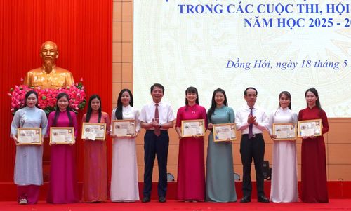 Đồng chí Phan Mạnh Hùng, Bí thư Đảng ủy phường Đồng Hới và đồng chí Hoàng Ngọc Đan, Chủ tịch UBND phường trao thưởng các giáo viên đạt danh hiệu giáo viên dạy giỏi mầm non cấp tỉnh - Ảnh: H.Tr