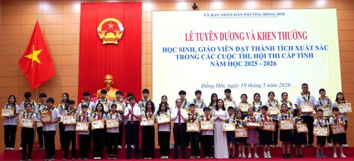 Đồng chí Phan Mạnh Hùng, Bí thư Đảng ủy phường Đồng Hới và các đồng chí trong Thường trực Đảng ủy phường trao thưởng cho các học sinh đoạt giải nhất - Ảnh: H.Tr